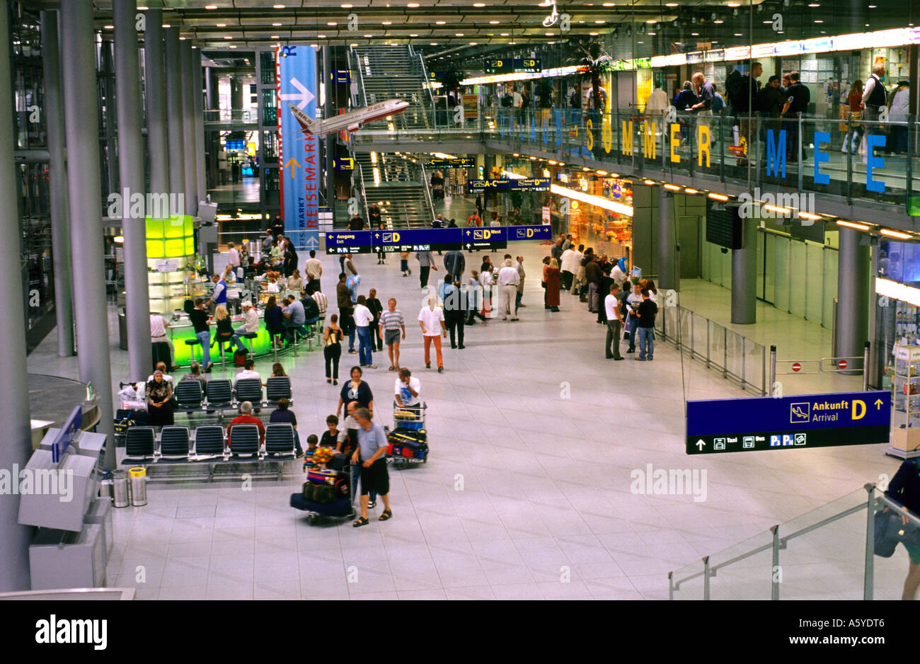 Les voyageurs au terminal de l'aéroport de Cologne, en Allemagne. Banque D'Images