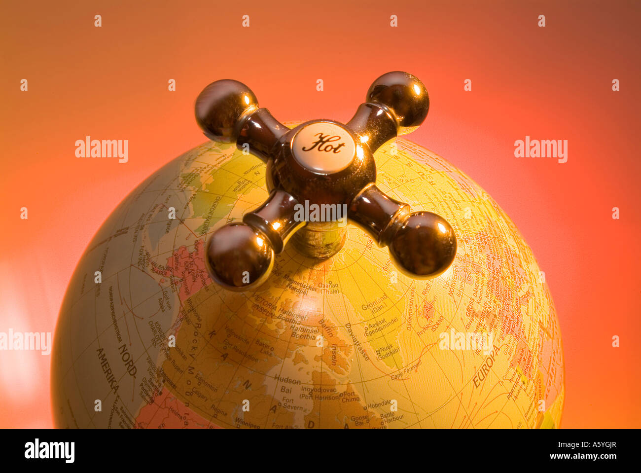 Détruire la Terre au pôle Nord de fusion terrestial globe avec robinet d'eau chaude sur le pôle Nord Banque D'Images