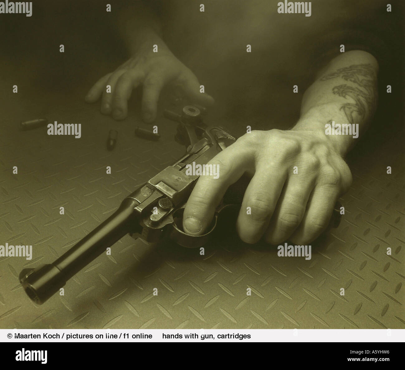 Les mains tenant un pistolet Banque D'Images