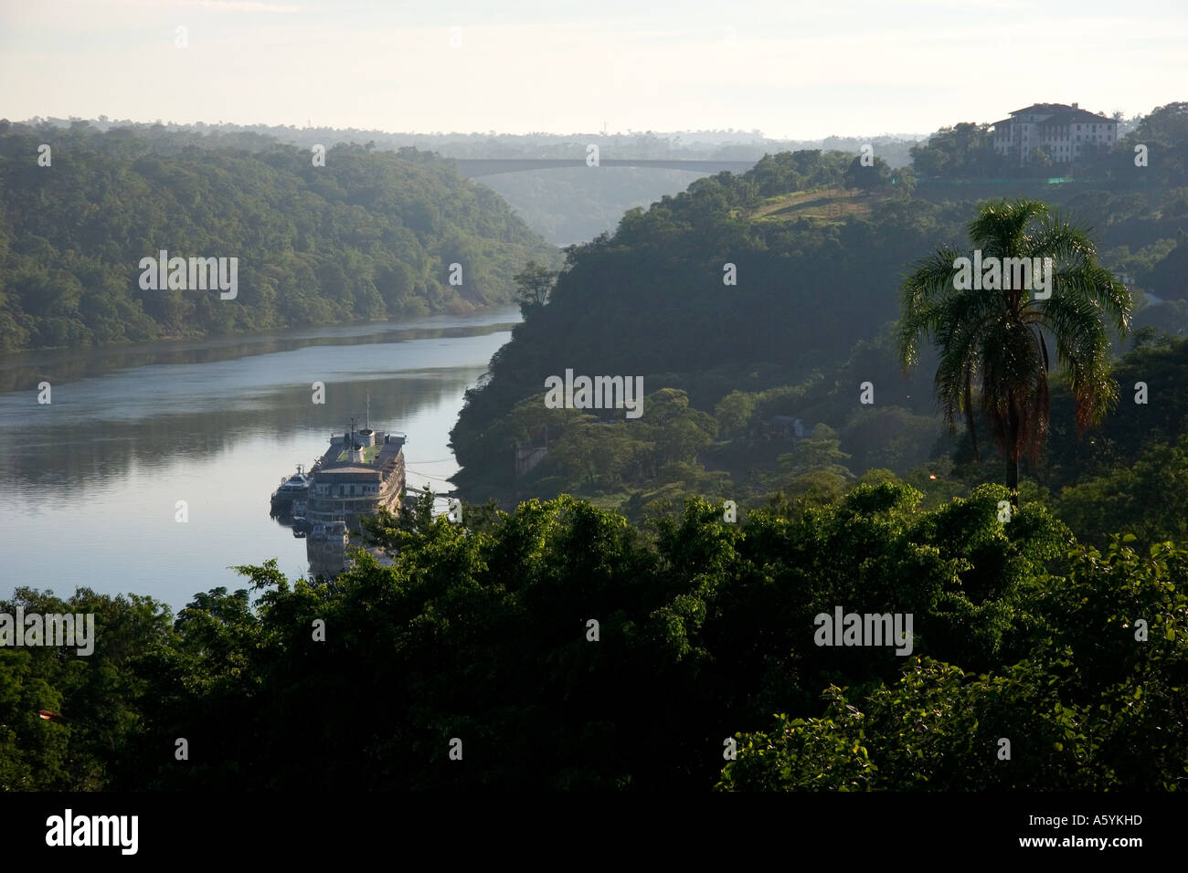 Misty le lever du soleil sur la Rio Iguazu. Brasil sur la gauche et de l'Argentine sur la droite. Banque D'Images