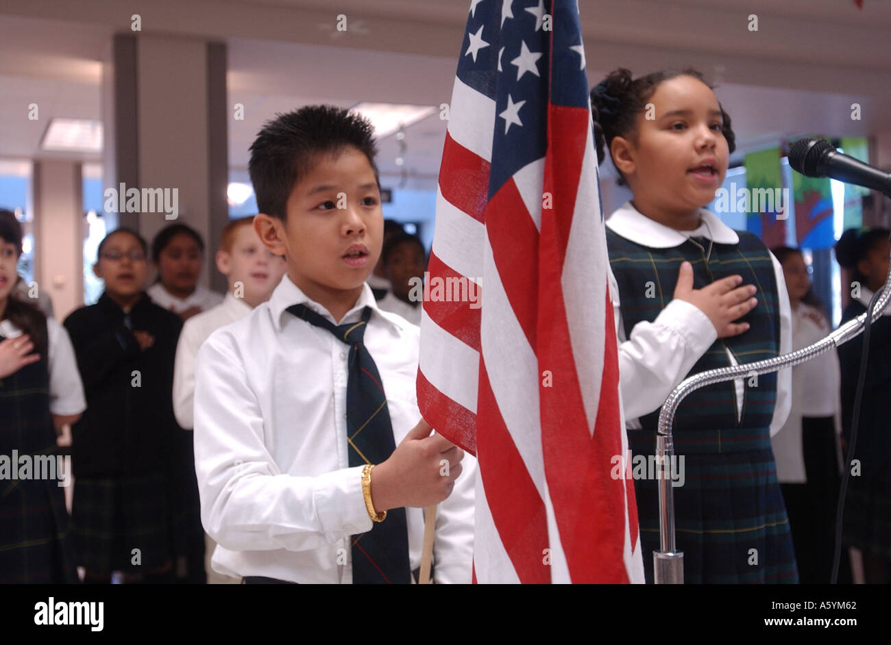 Les élèves récitent le serment d'allégeance au drapeau dans une école du Connecticut-NOUS Banque D'Images