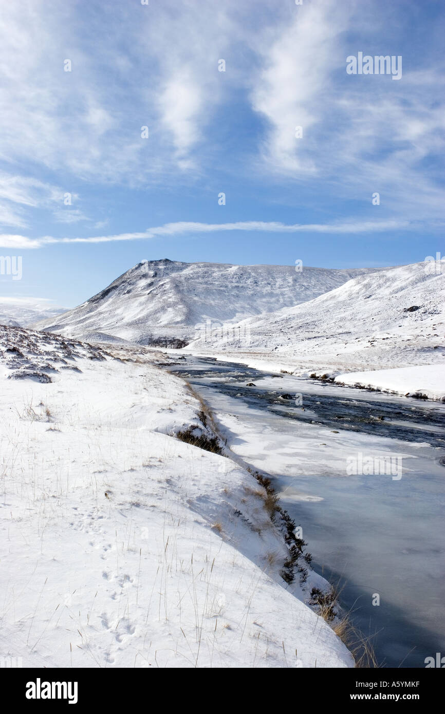 Clunie Glen d'hiver sur la route de Glenshee, recouvert de neige river-banques, et rivière gelée, Braemar, près de l'A93 Route De Glenshee, Aberdeenshire, Scotland UK Banque D'Images