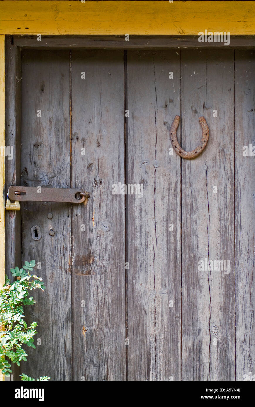 Horseshoe, côté ouvert vers le haut sur une vieille porte en bois pour  donner la chance Photo Stock - Alamy