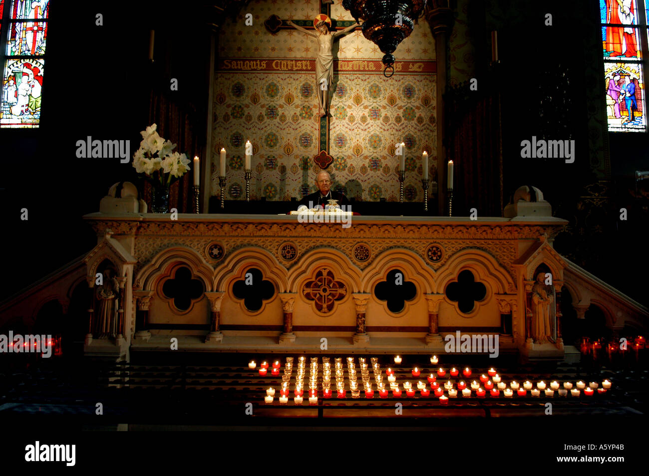 Bruges, Brugge. La vénération du Saint Sang. Le sang d'un boîtier en cristal de roche dit être celui de Jésus. Banque D'Images