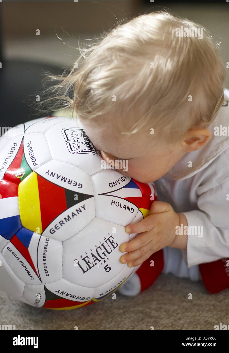 Baby Playing with ball Banque D'Images