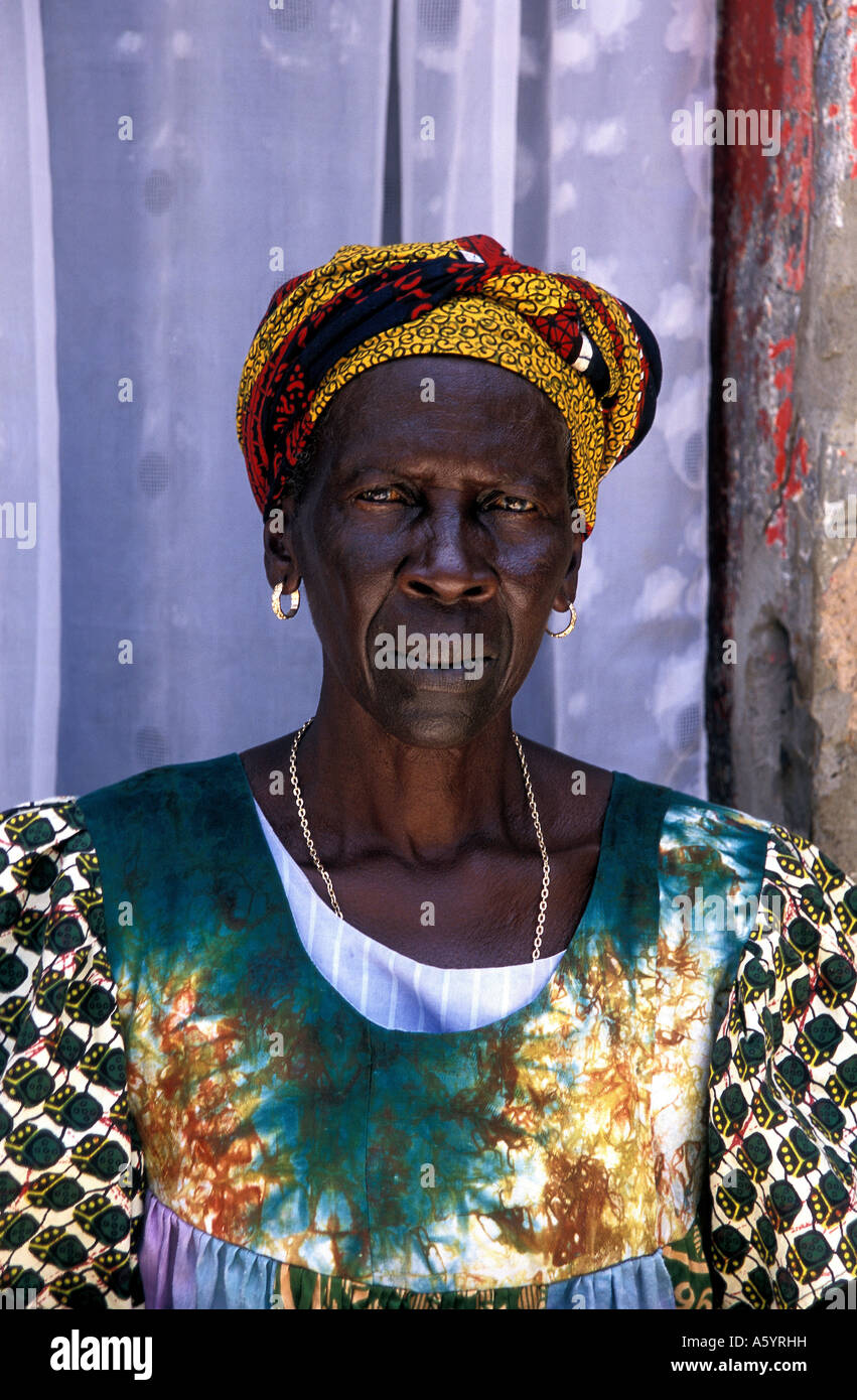 Portrait d'une femme sénégalaise à Joal village Sénégal Banque D'Images