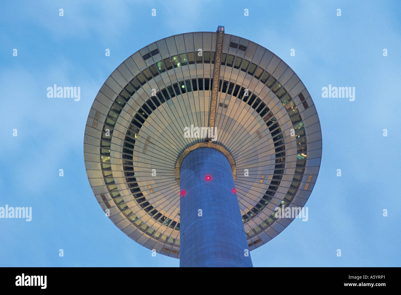 Low angle view of television tower, Francfort, Hesse, Allemagne Banque D'Images