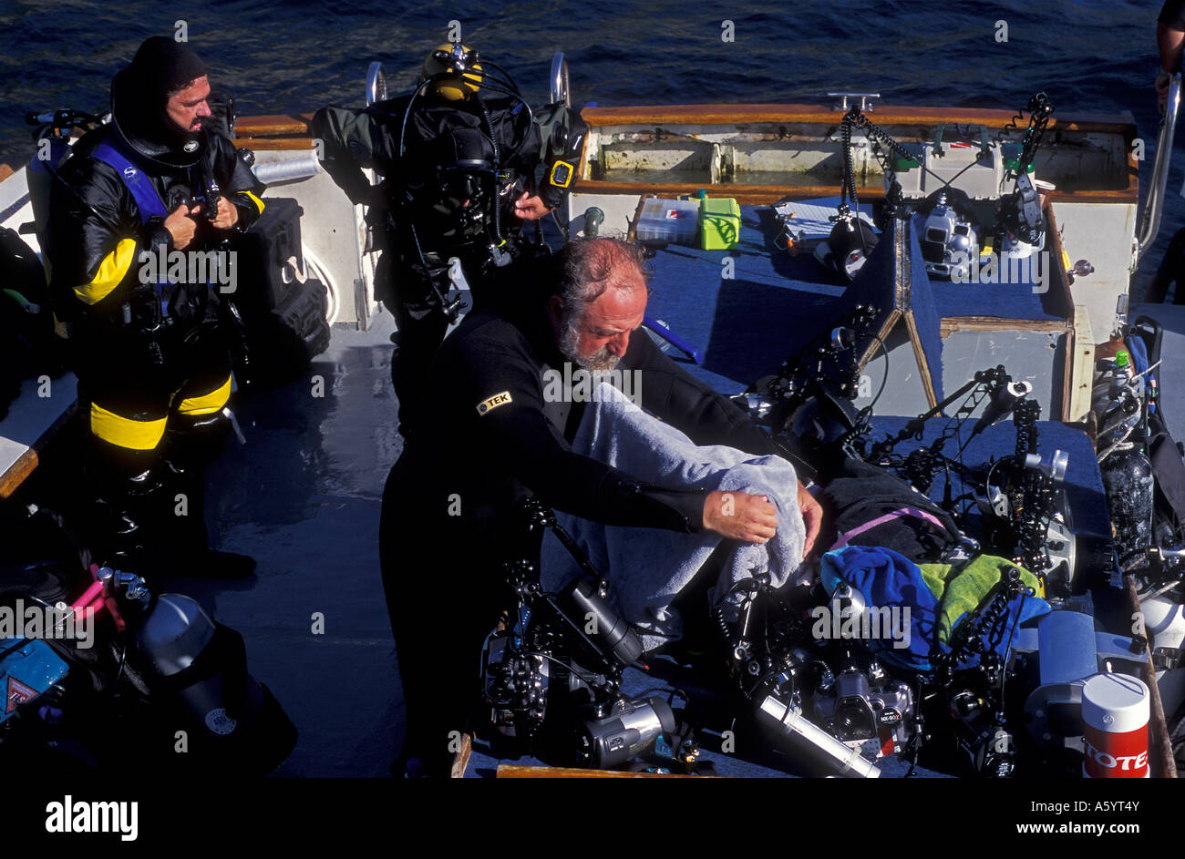 Les photographes sous-marins sur le pont d'un bateau de plongée Channel Islands California Banque D'Images