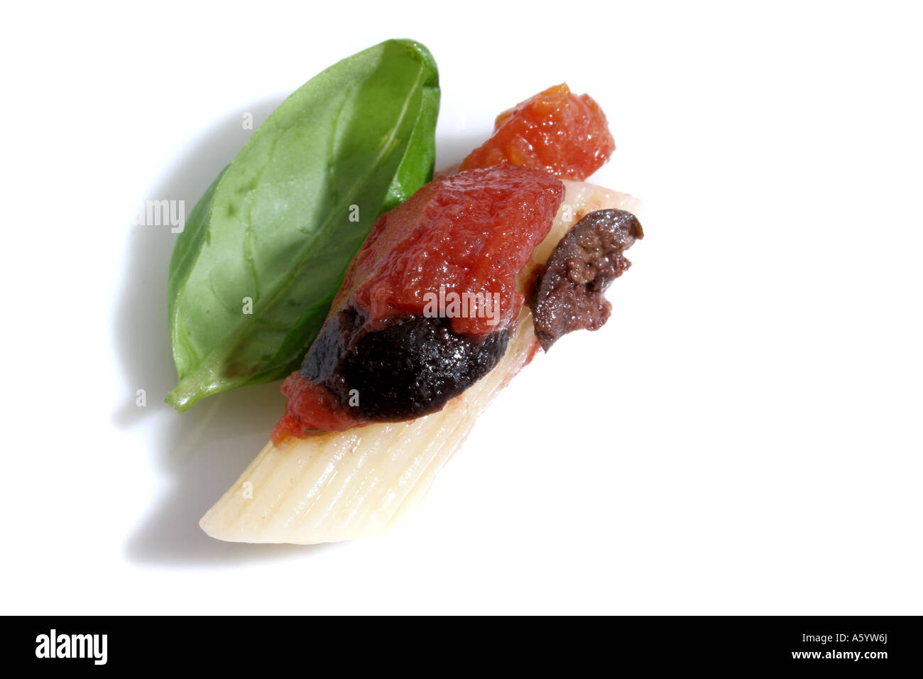 Pâtes aux tomates, olives noires et de basilic. Banque D'Images