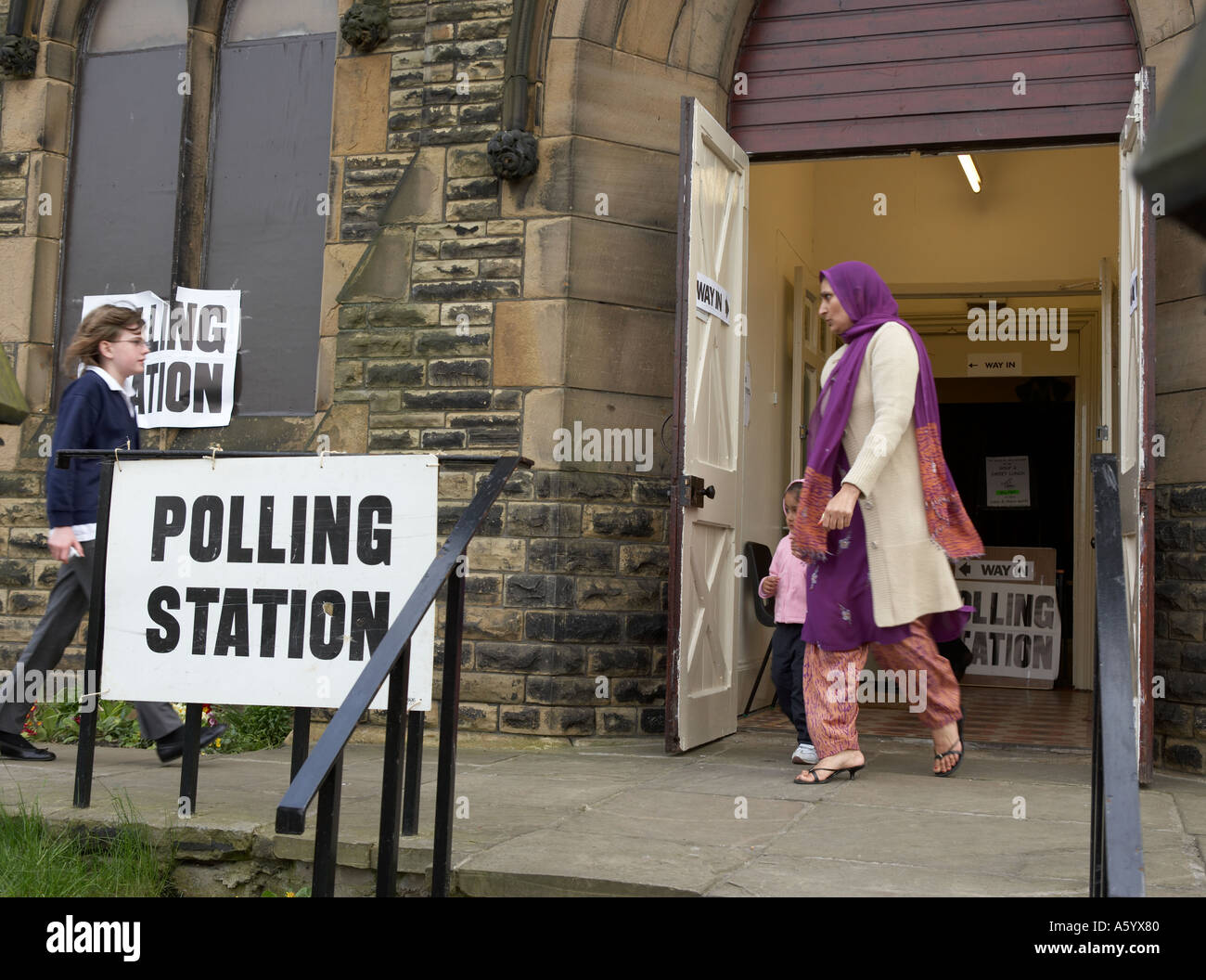 La femme musulmane ASIATIQUE LAISSANT VOTE APRÈS LE VOTE À L'ÉLECTION Banque D'Images