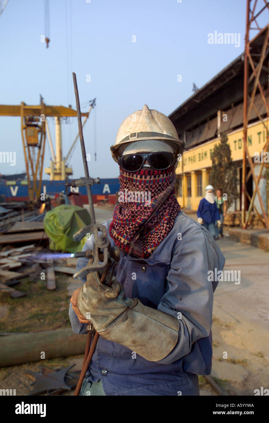 Soudeur, chantier vietnamien travailleur, avec des lunettes noires et un masque, Vietnam, Asie Banque D'Images