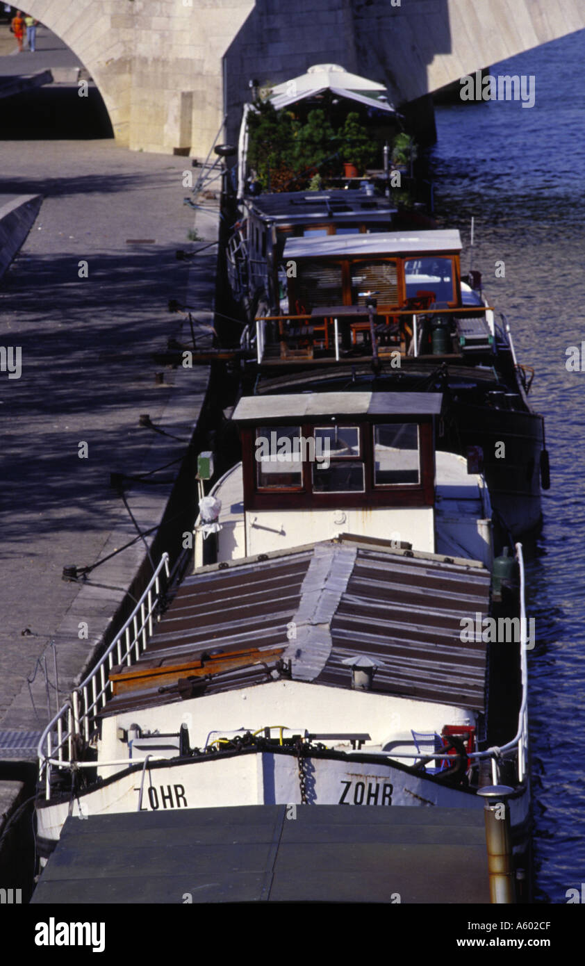 Barges attachées le long de la rive de la Seine Paris France Banque D'Images