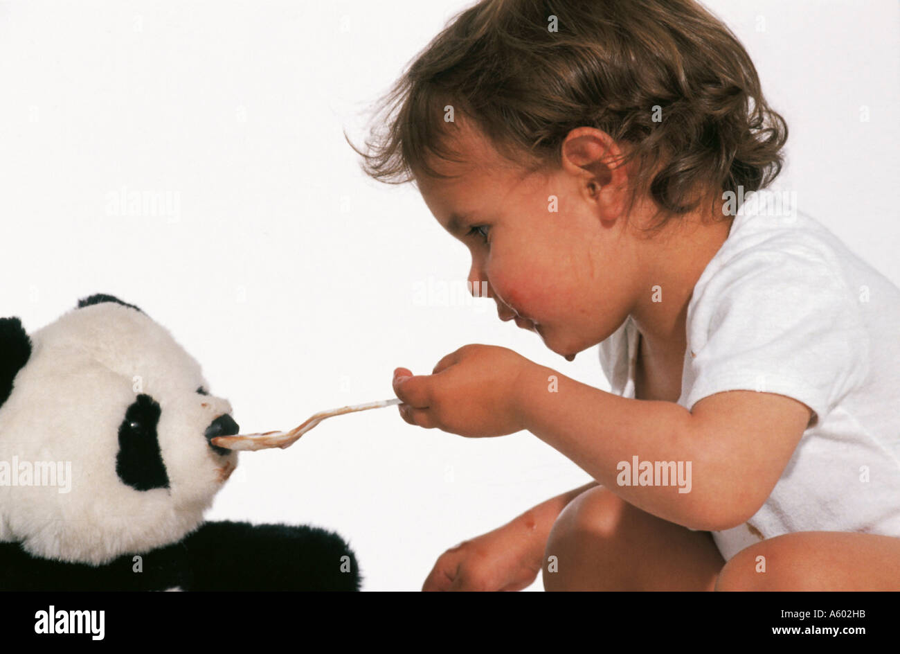 Close-up of a baby feeding a teddy bear Banque D'Images