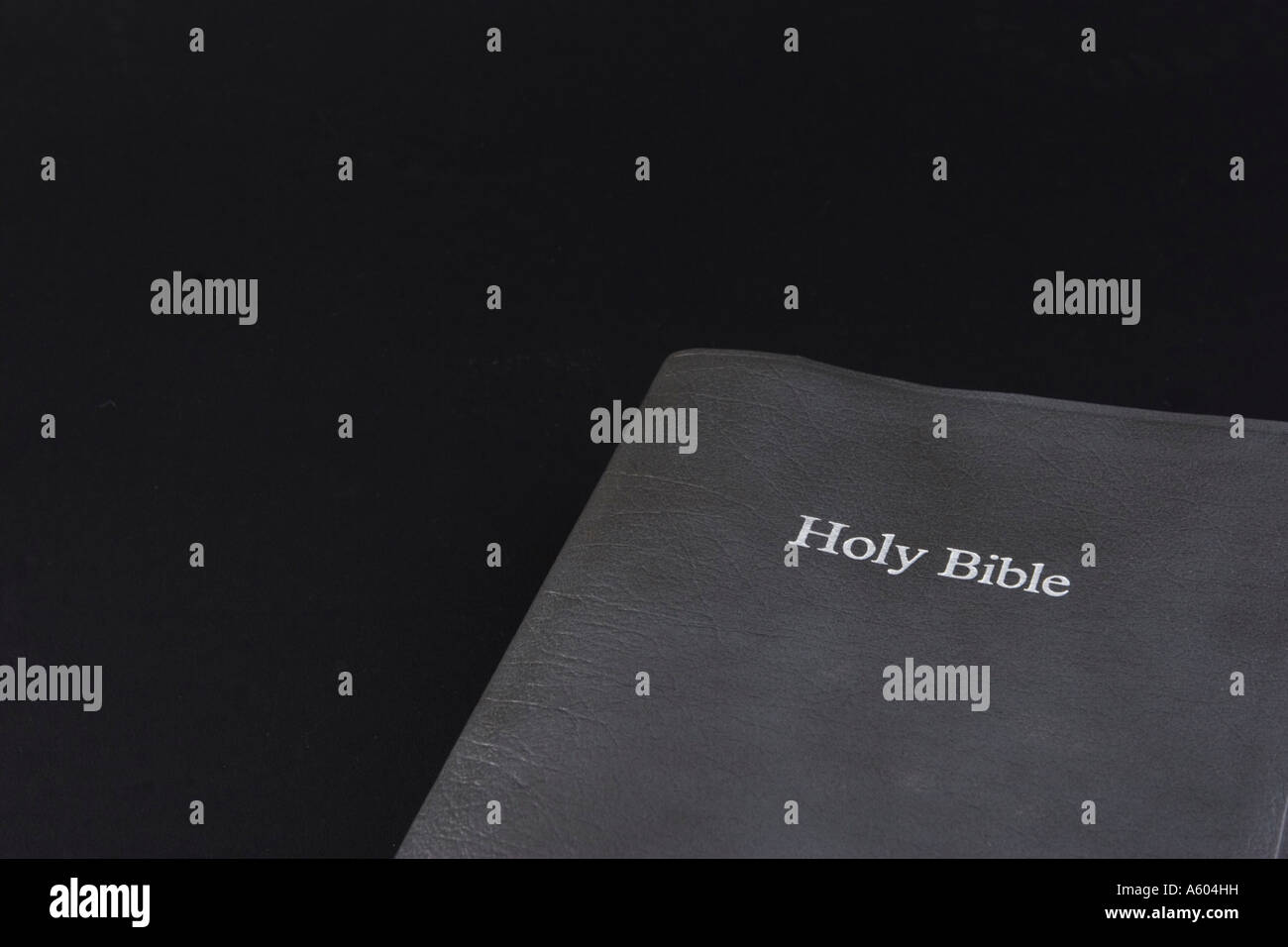 La Sainte Bible avec couvercle gris noir sur fond horizontal Banque D'Images