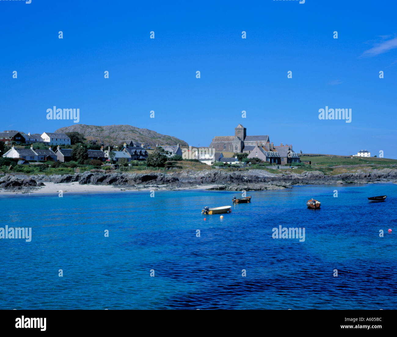Vue générale du village et Abbaye de la cathédrale, à l'île de Iona, région de Strathclyde, Écosse, Royaume-Uni. Banque D'Images