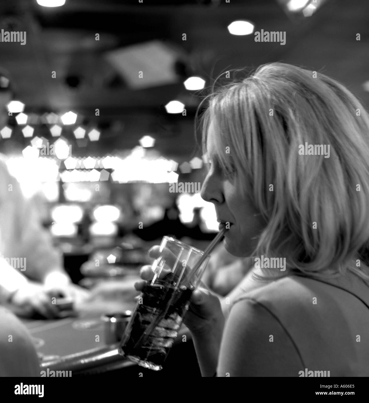 Girl en sirotant coca à las Vegas casino Banque D'Images