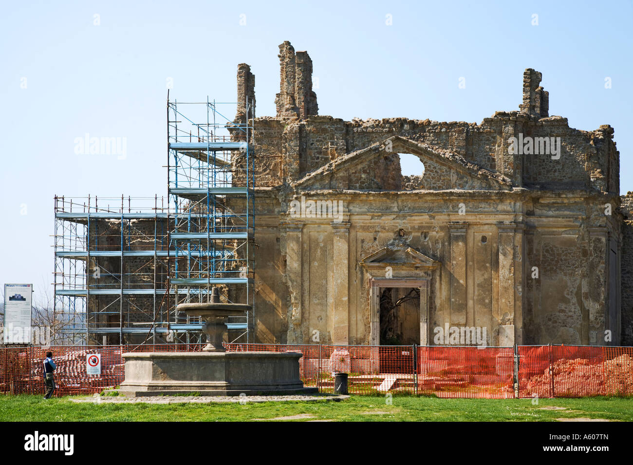 L'homme à la recherche du Bernin à l'église de Saint Bonaventura à Canale Monterano, Italie, en cours de restauration Banque D'Images