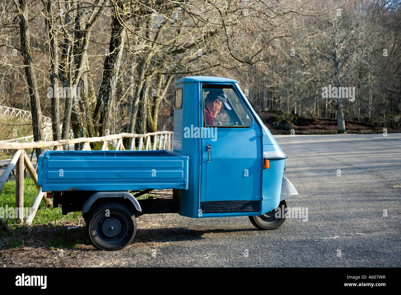 Homme à l'intérieur d'un 3 roues Piaggio Ape petite camionnette italienne  Photo Stock - Alamy