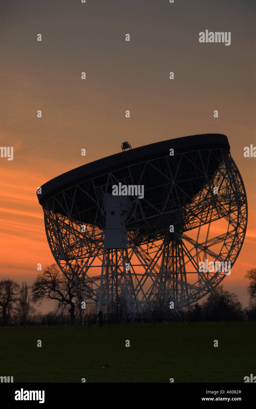 Coucher de soleil au radiotélescope de Jodrell Bank près de Cheshire Goostrey Banque D'Images