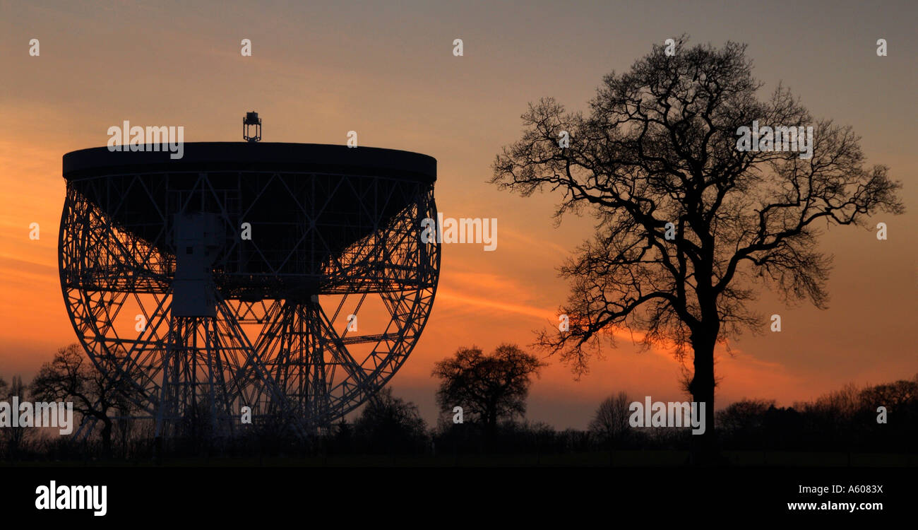 Coucher du soleil à l'Observatoire Jodrell Bank marquer un télescope radio près de Cheshire Goostrey Banque D'Images