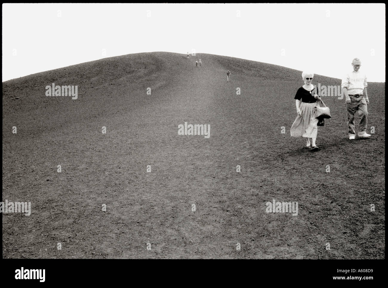 Couple de personnes matures dans le domaine de marche Banque D'Images