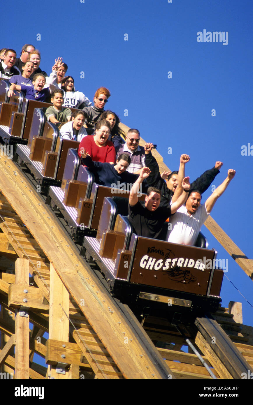 Les gens de la circonscription thrash Ghostrider roller coaster à Knotts Berry Farm en Californie Banque D'Images