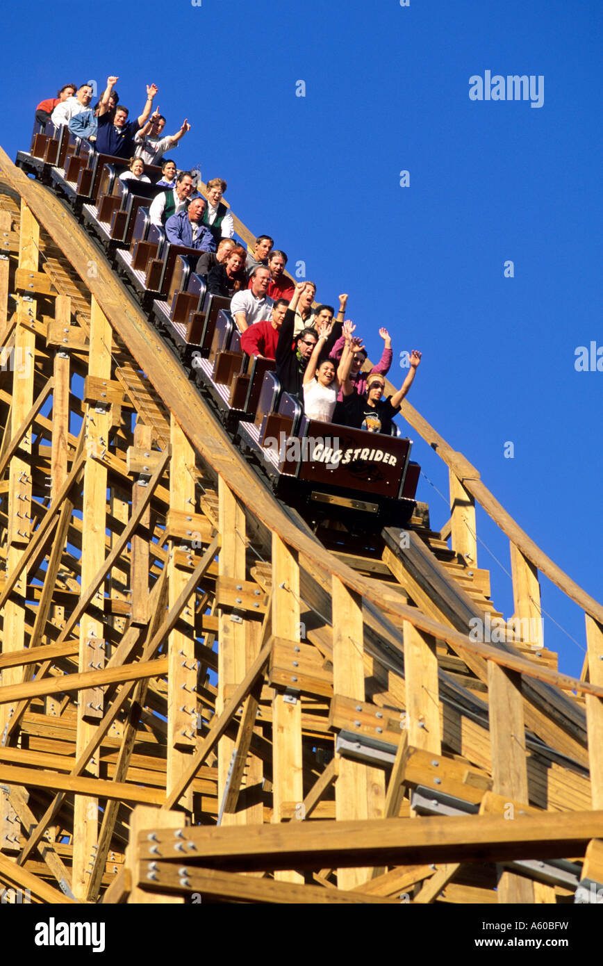 Les gens de la circonscription thrash Ghostrider roller coaster à Knotts Berry Farm en Californie Banque D'Images