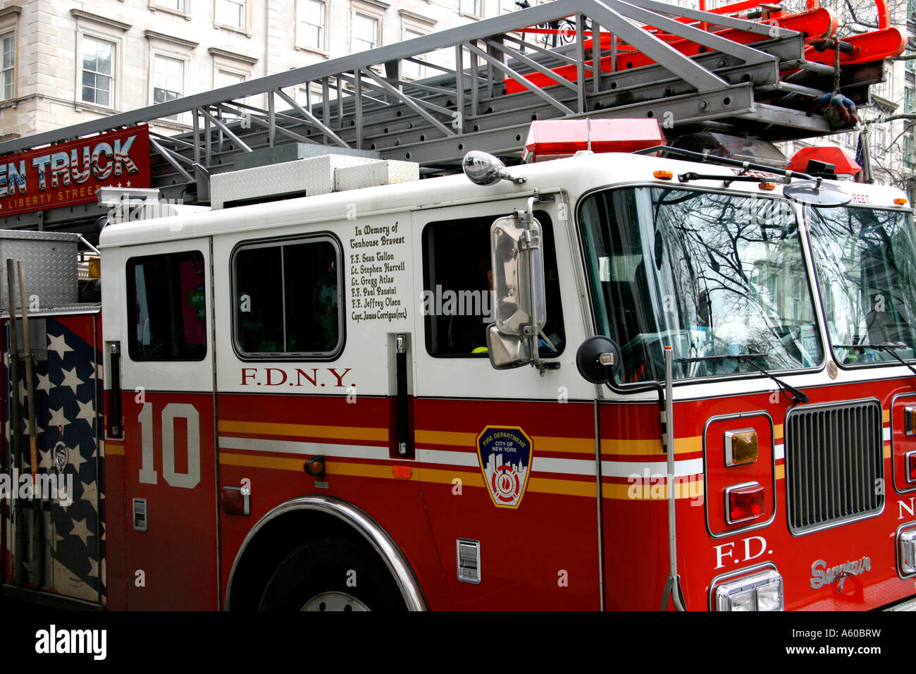 Camion à incendie avec drapeau américain peint à la mémoire de l'attaque du World Trade Center, New York, USA. Banque D'Images