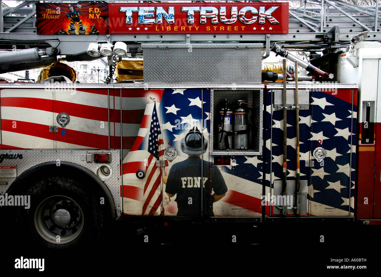 Camion à incendie avec drapeau américain peint à la mémoire de l'attaque du World Trade Center, New York, USA. Banque D'Images