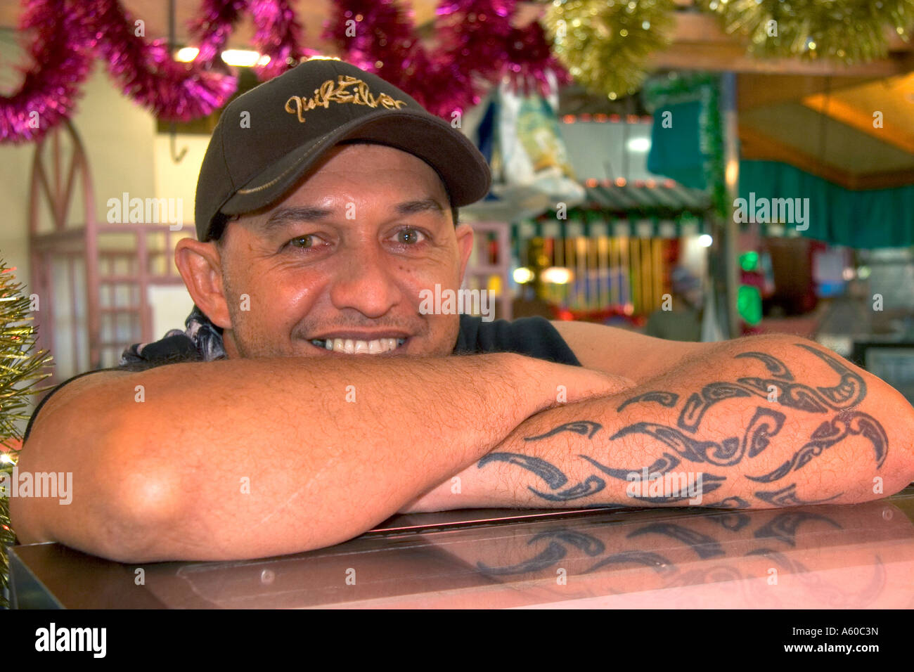 L'homme traditionnel tahitien avec tatoo sur son bras dans un marché de Papeete sur l'île de Tahiti Banque D'Images