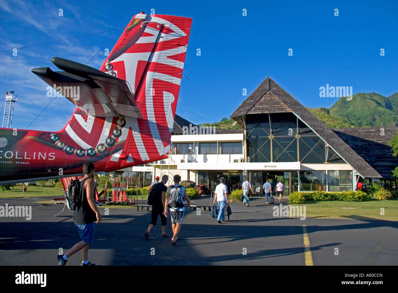 La queue de l'avion et l'aéroport sur l'île de Moorea Banque D'Images