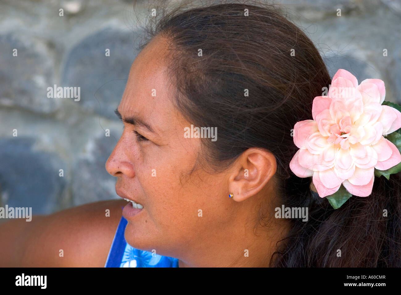 Portrait d'une femme tahitienne sur l'île de Moorea Banque D'Images