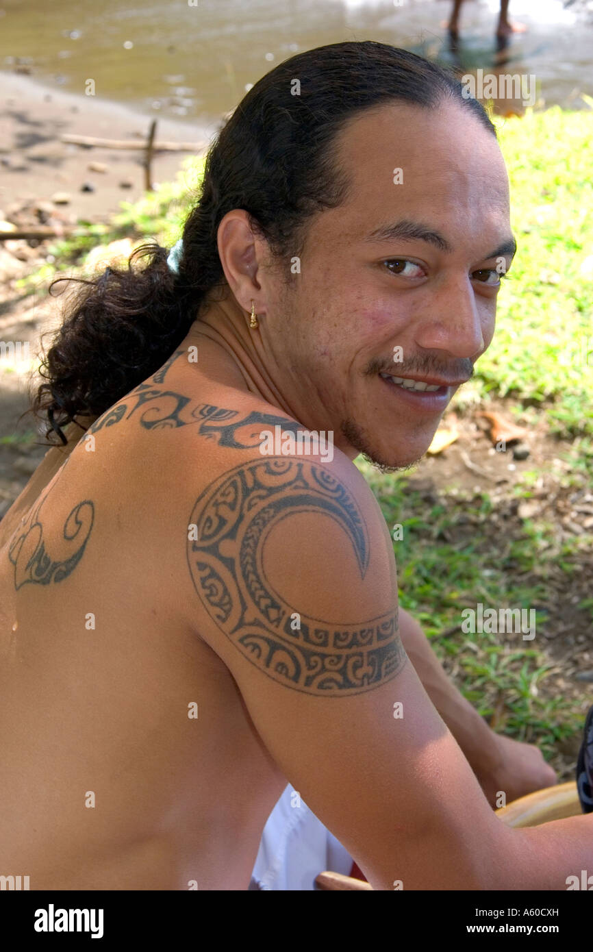L'homme avec les tatouages tahitiens traditionnels sur l'île de Moorea Banque D'Images