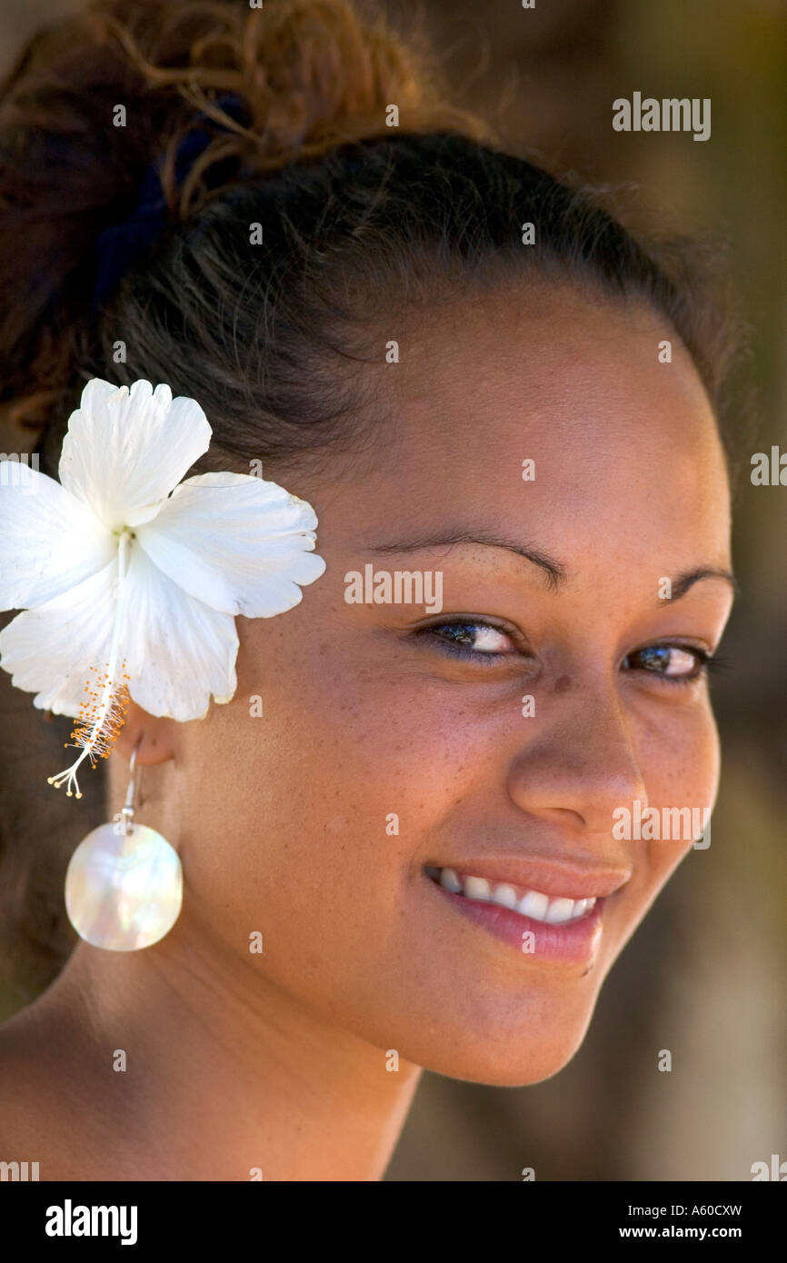 Le tahitien femme portant une fleur tropicale dans les cheveux de l'île de  Moorea Photo Stock - Alamy