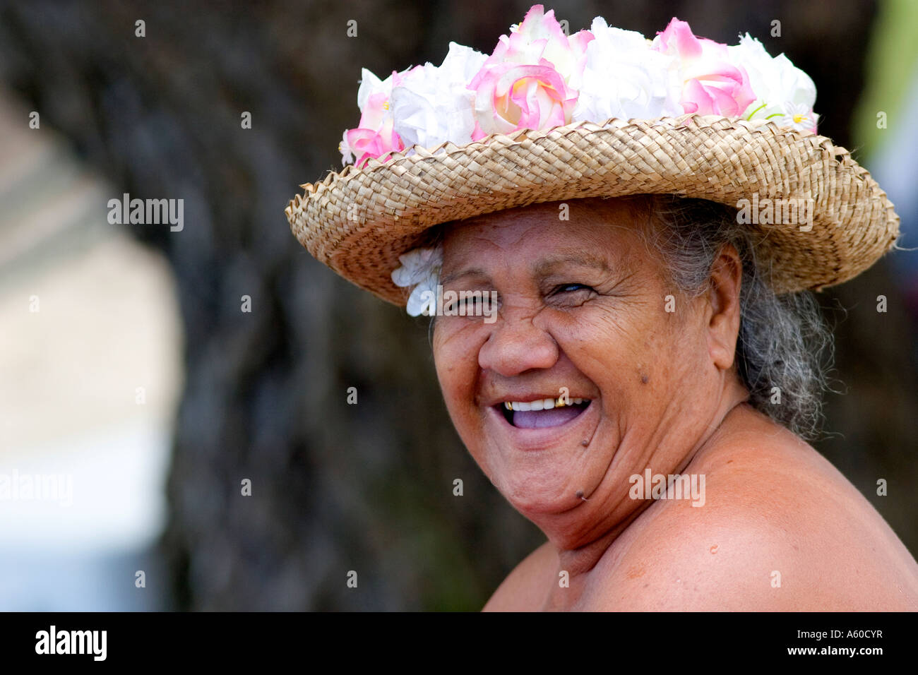 Une vieille femme tahitienne souriant portant un chapeau coloré sur l'île  de Moorea Photo Stock - Alamy