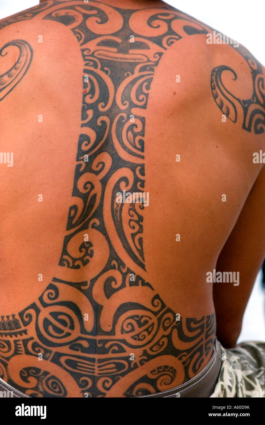 Homme avec une tahitienne tatouage traditionnel sur l'île de Moorea Banque D'Images