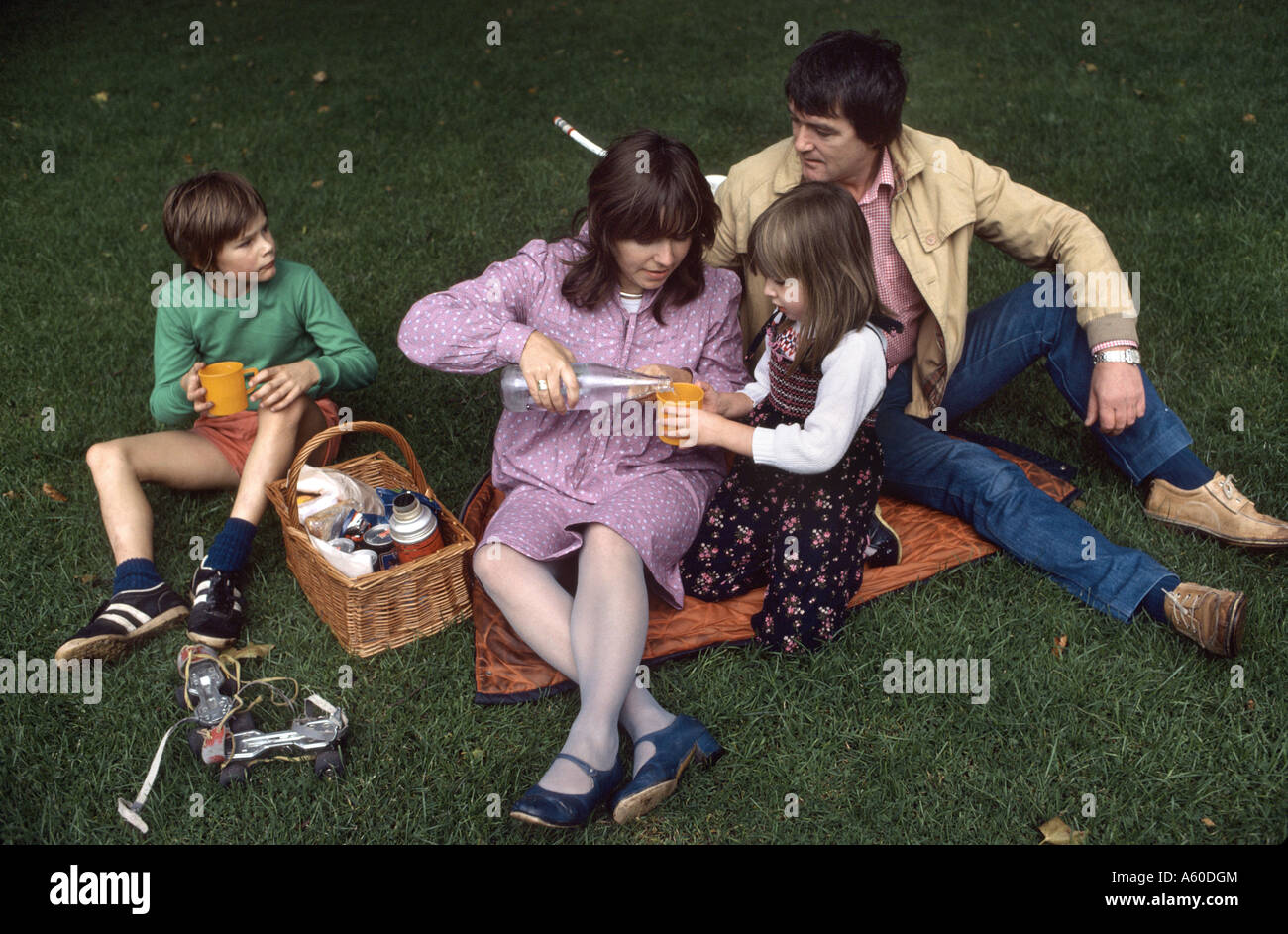 Photo prise en 1977 Historique montrant family having picnic in park Banque D'Images