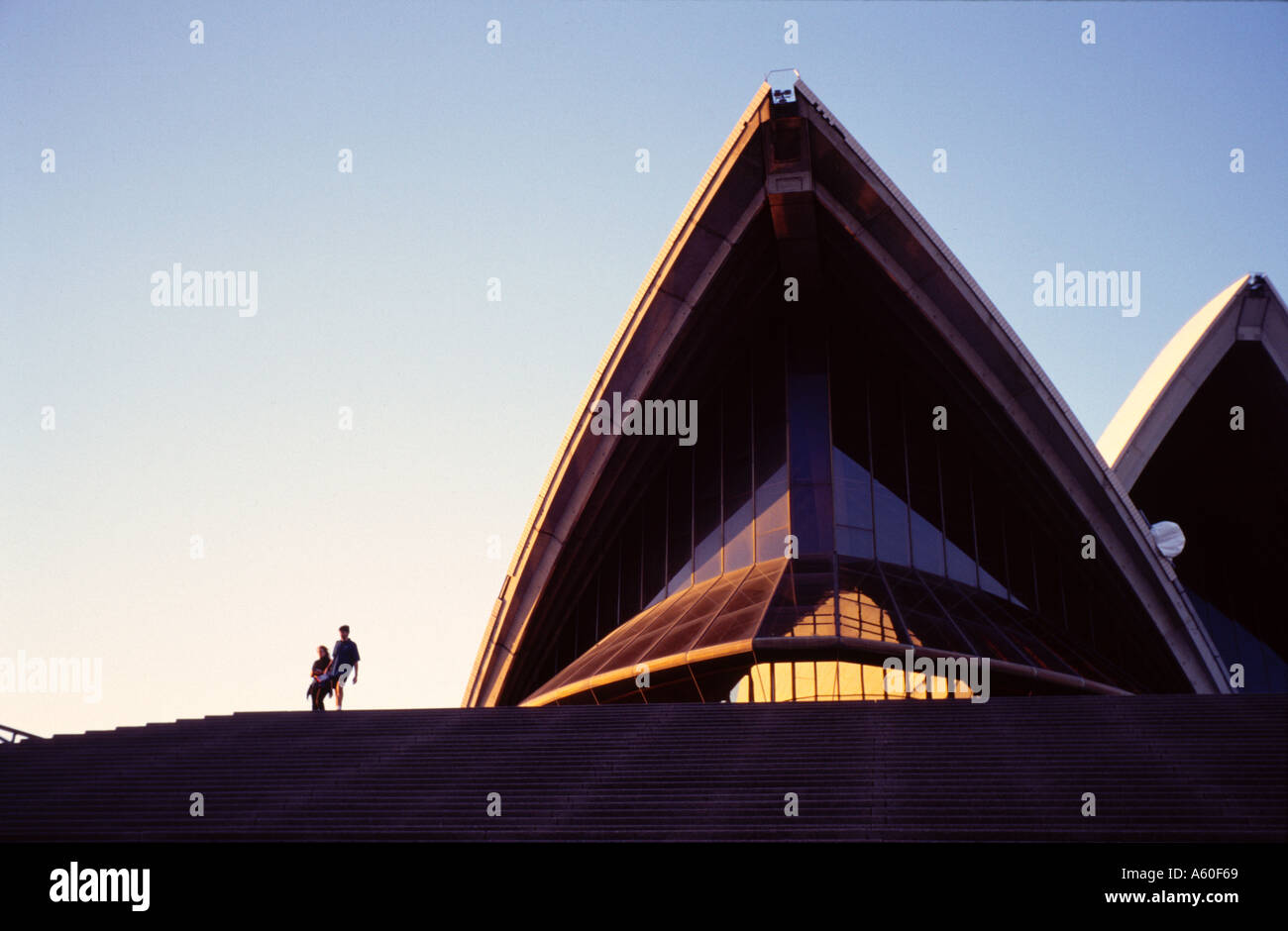 L'Opéra de Sydney au crépuscule détail avec deux figures Banque D'Images