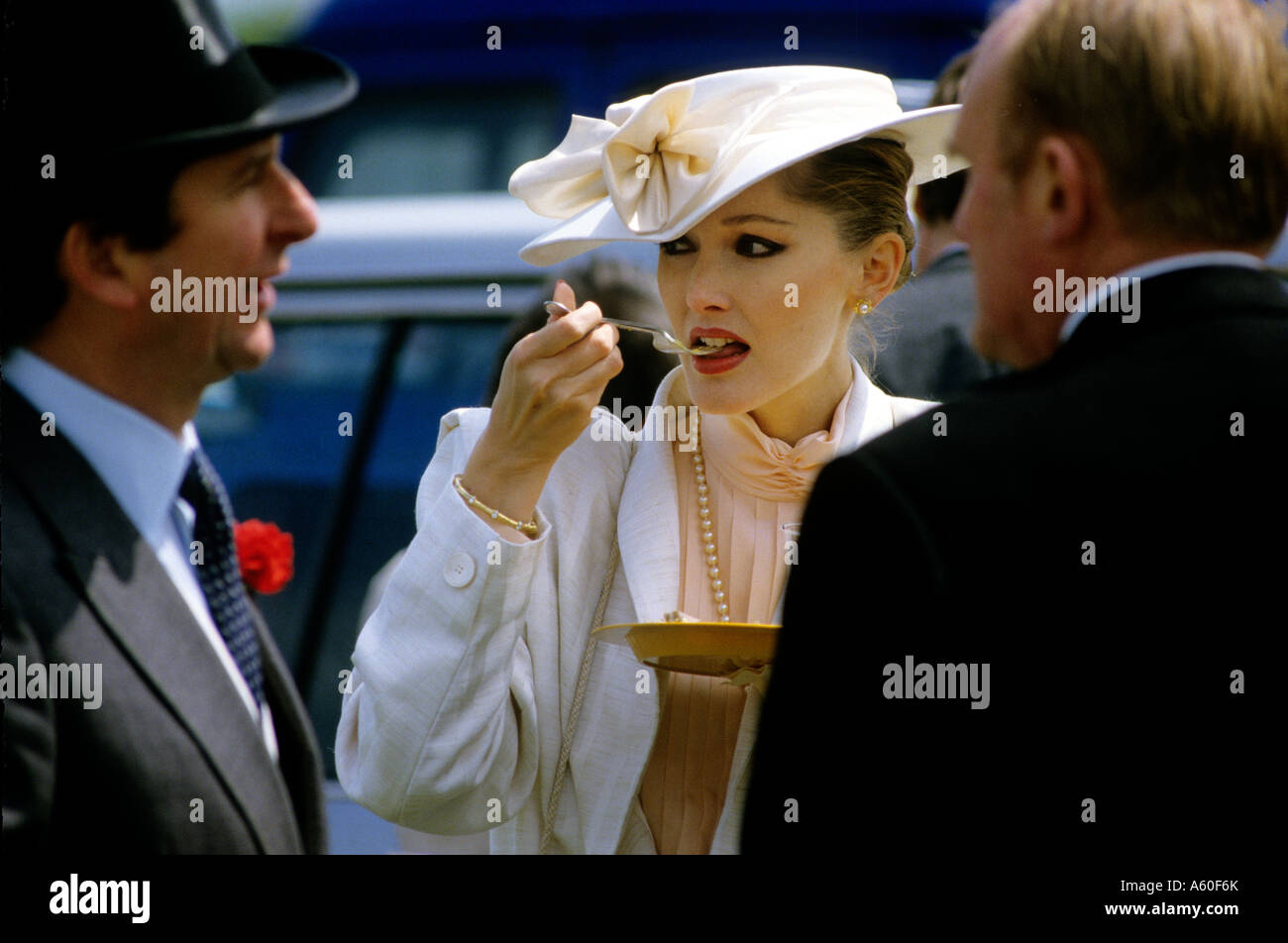 DERBY DAY 1986 dame de pique-nique avec white hat Banque D'Images