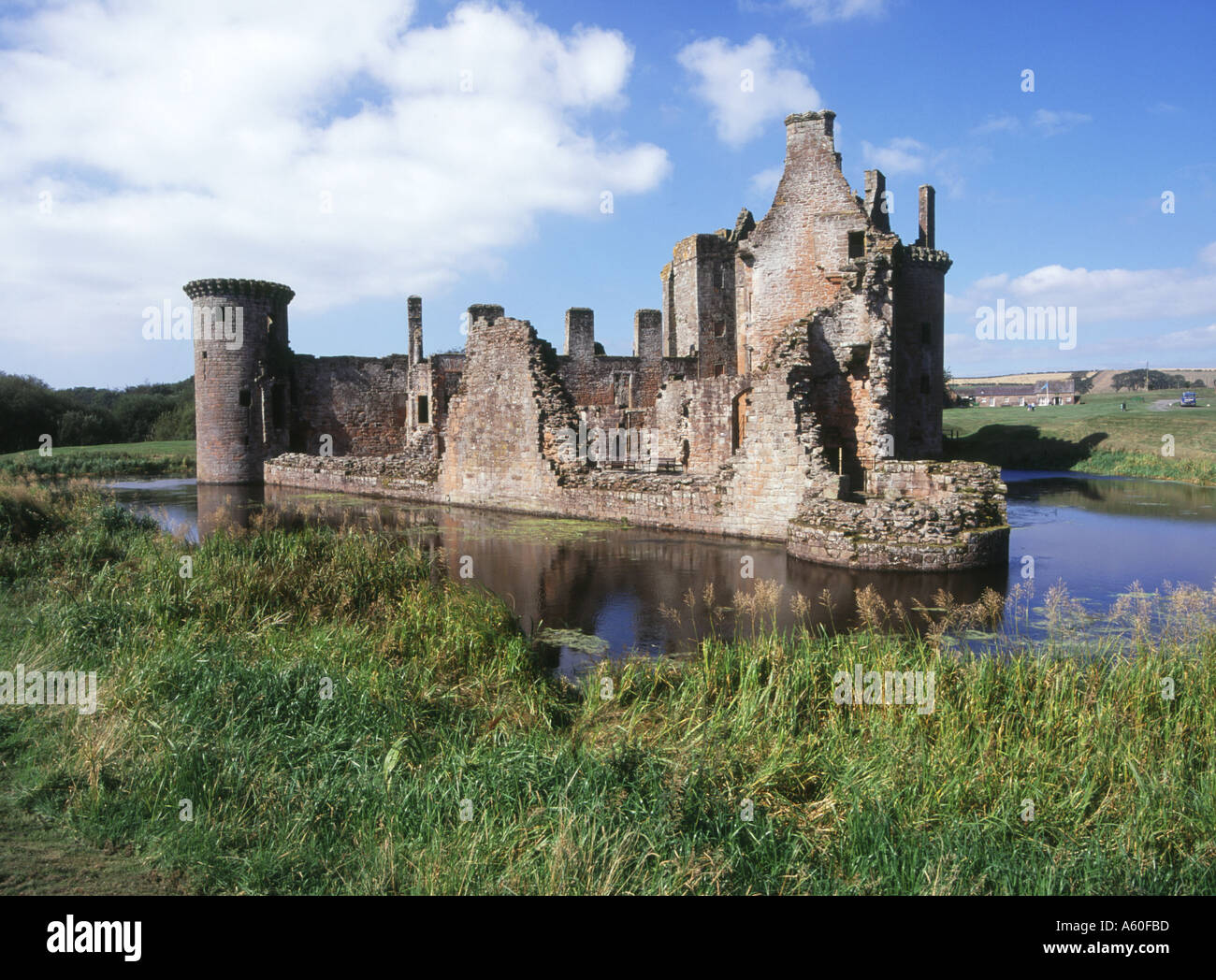 Château de Caerlaverock dh Triangle douves du château de CAERLAVEROCK DUMFRIES galloway Tour Mudrochs ruines solway ecosse châteaux Banque D'Images