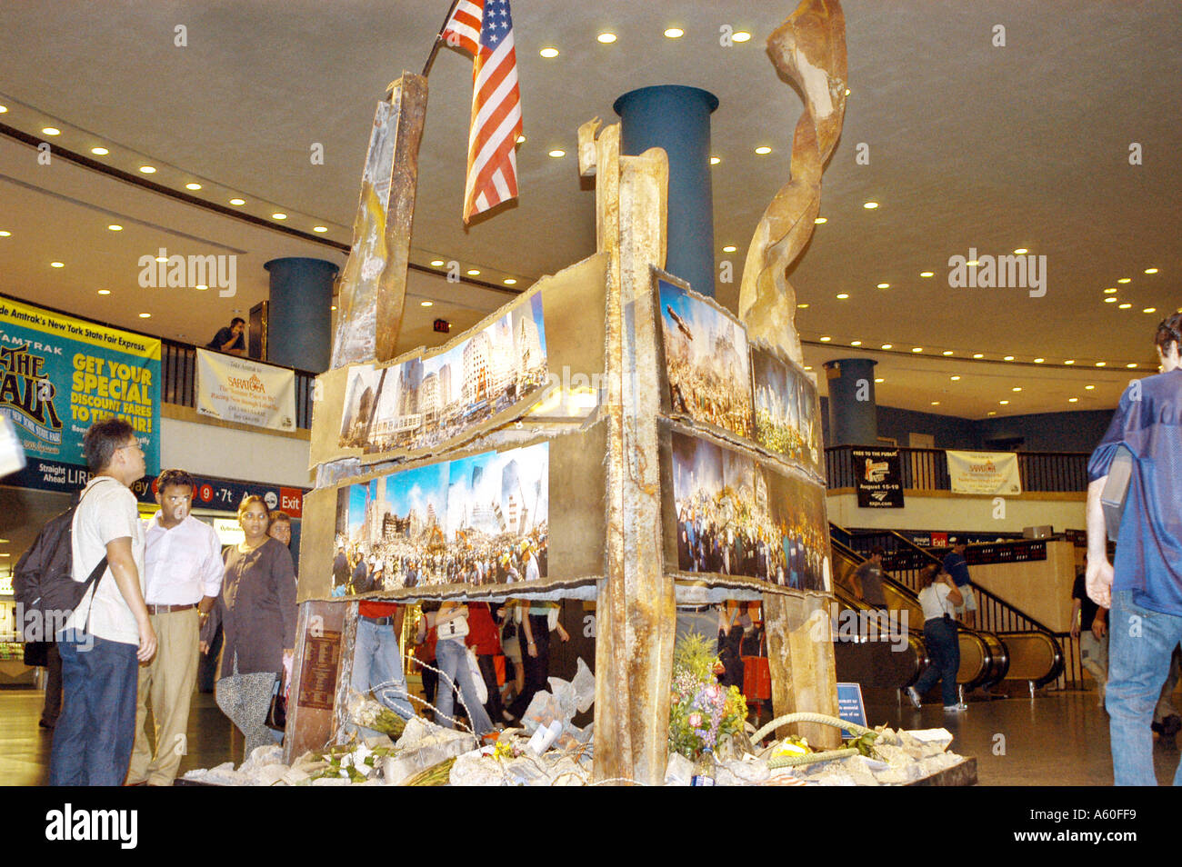 NEW YORK, la Sculpture Monument à la tragédie du World Trade Center le 11 septembre 2001 à Penn Station Railroad couloir fait de débris de ground zero Banque D'Images