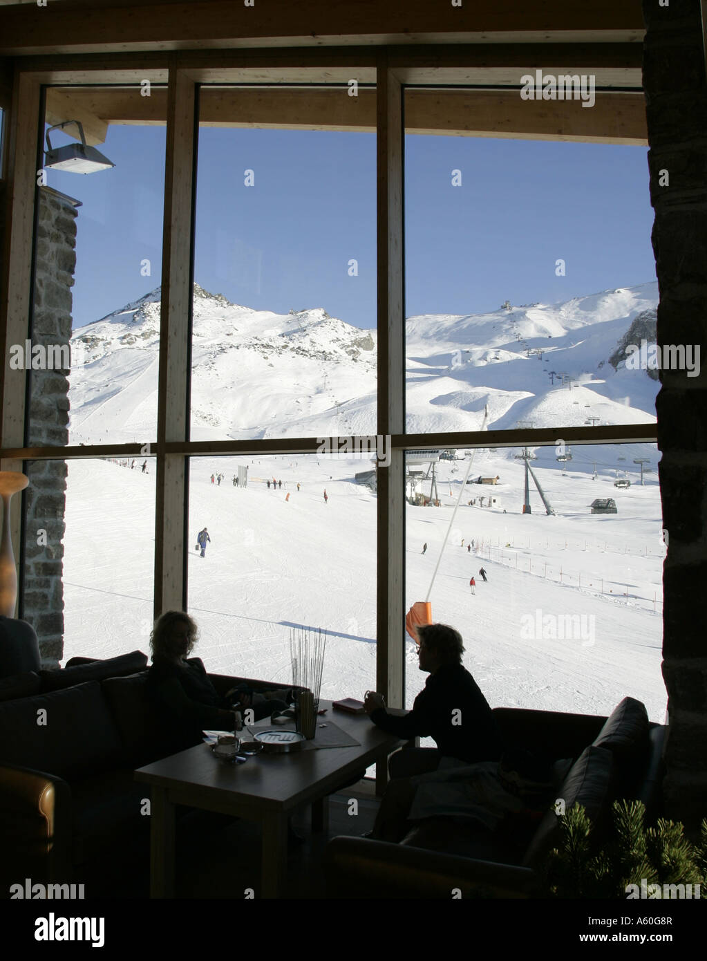 Voir à travers les fenêtres panoramiques de la montagne Club VIP près de Ischgl/ Autriche Banque D'Images