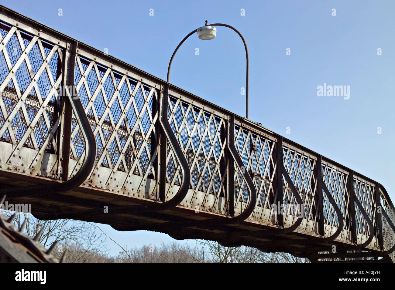 Une passerelle au-dessus d'un chemin de fer grillagées ashurst à Surrey, Royaume-Uni. Banque D'Images