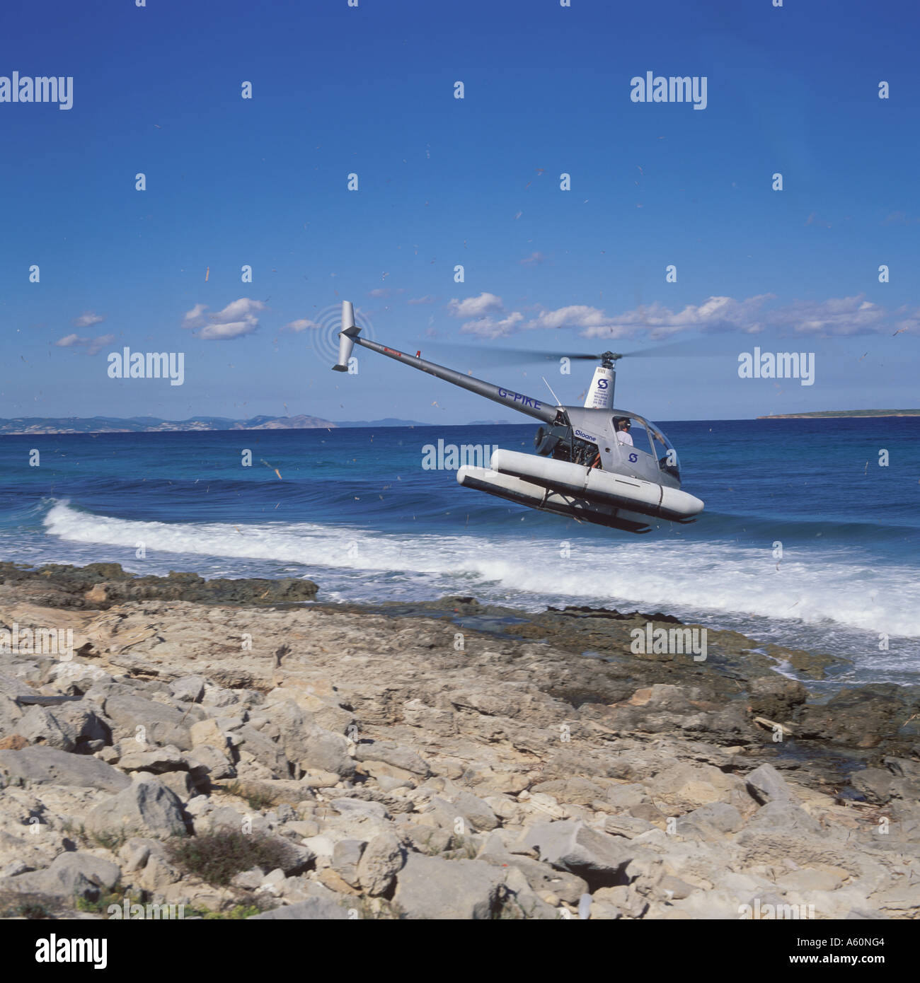 Hélicoptère Robinson R22 exploité par Sloane helicopters décollant d'une  plage déserte dans près de Formentera Ibiza île des Baléares Photo Stock -  Alamy