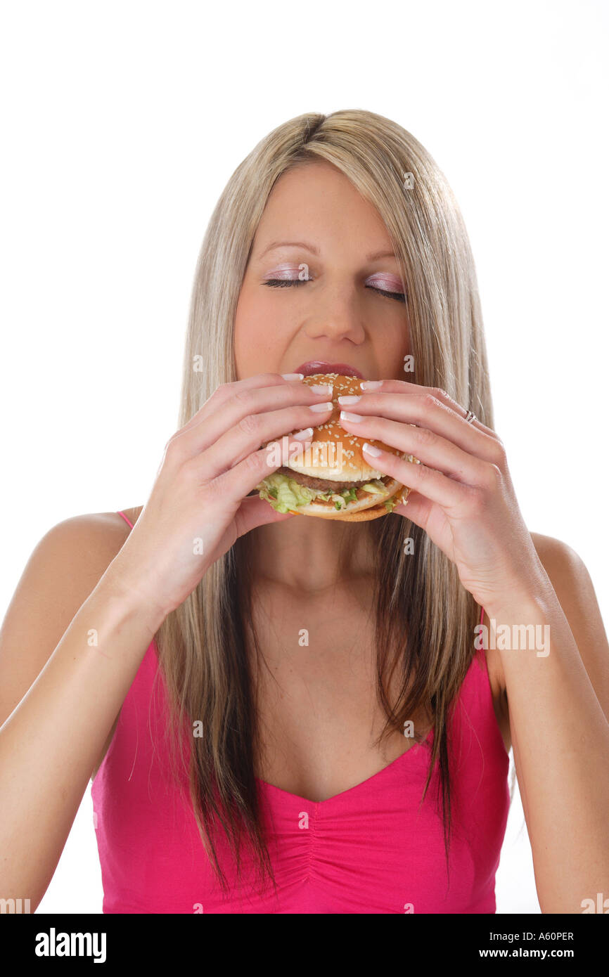 Woman eating hamburger Banque D'Images