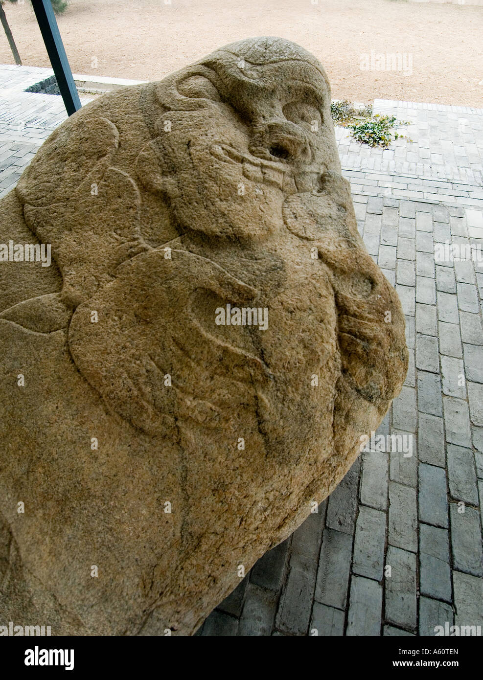 Mausolée Maoling près de Xian, Shaanxi Province, China. La sculpture sur pierre ancienne de l'homme ours lutte date de la dynastie des Han de l'Ouest Banque D'Images