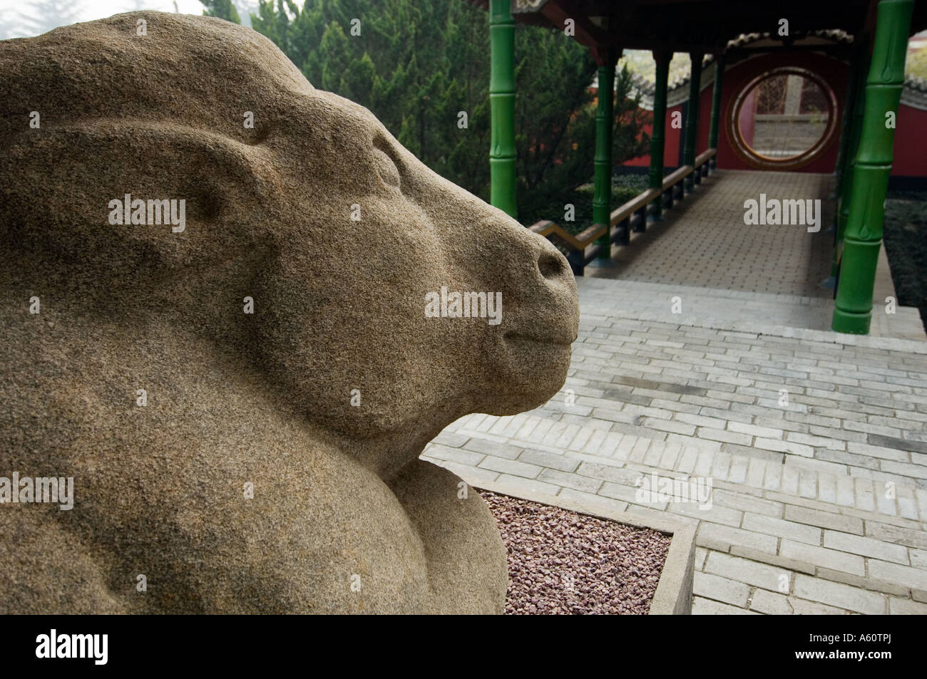 Mausolée Maoling près de Xi'an, province du Shaanxi, en Chine. Ancienne vieille sculpture de ox date de la dynastie des Han de l'Ouest Banque D'Images