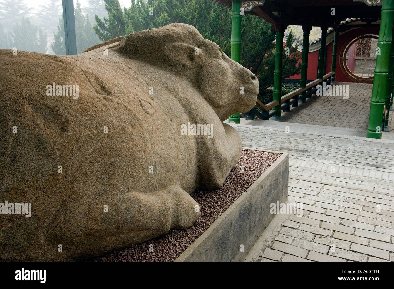 Mausolée Maoling près de Xi'an, province du Shaanxi, en Chine. Ancienne vieille sculpture de ox date de la dynastie des Han de l'Ouest Banque D'Images