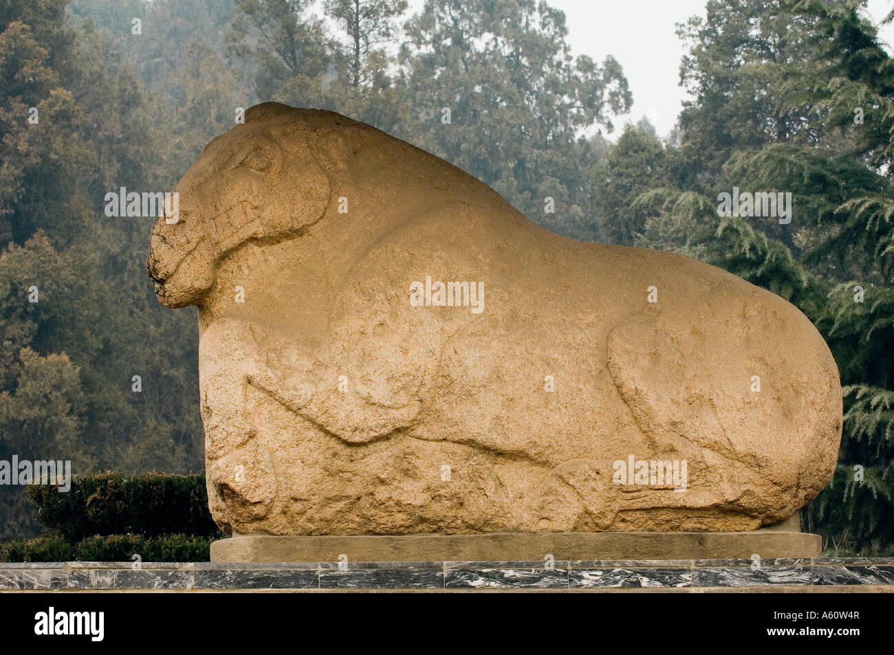 Mausolée Maoling près de Xi'an, province du Shaanxi, en Chine. Ancienne sculpture de cheval au galop date de la dynastie des Han de l'Ouest Banque D'Images