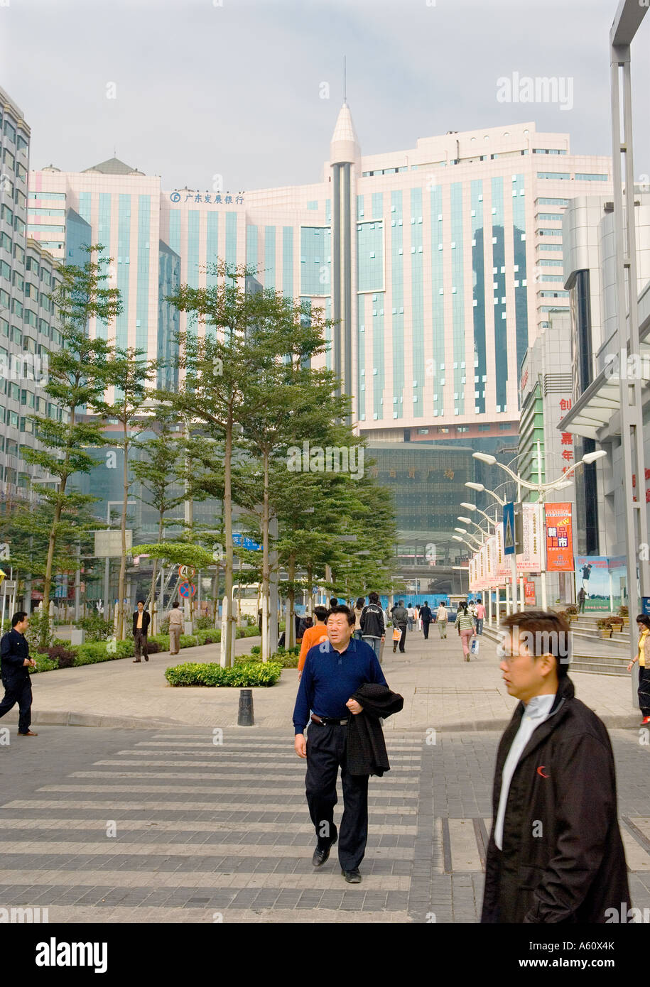 Centre-ville de Shenzhen, province de Guangdong, en Chine. Le Guangdong Development Bank dans le district de Lowu avec piétons traversant street Banque D'Images